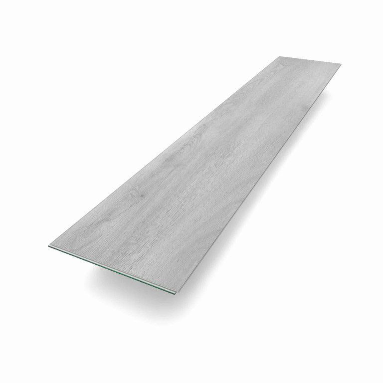 Suelo vinílico SPC RegalPlus70 Roble Gris Atlanta — lama completa en perspectiva sobre fondo blanco