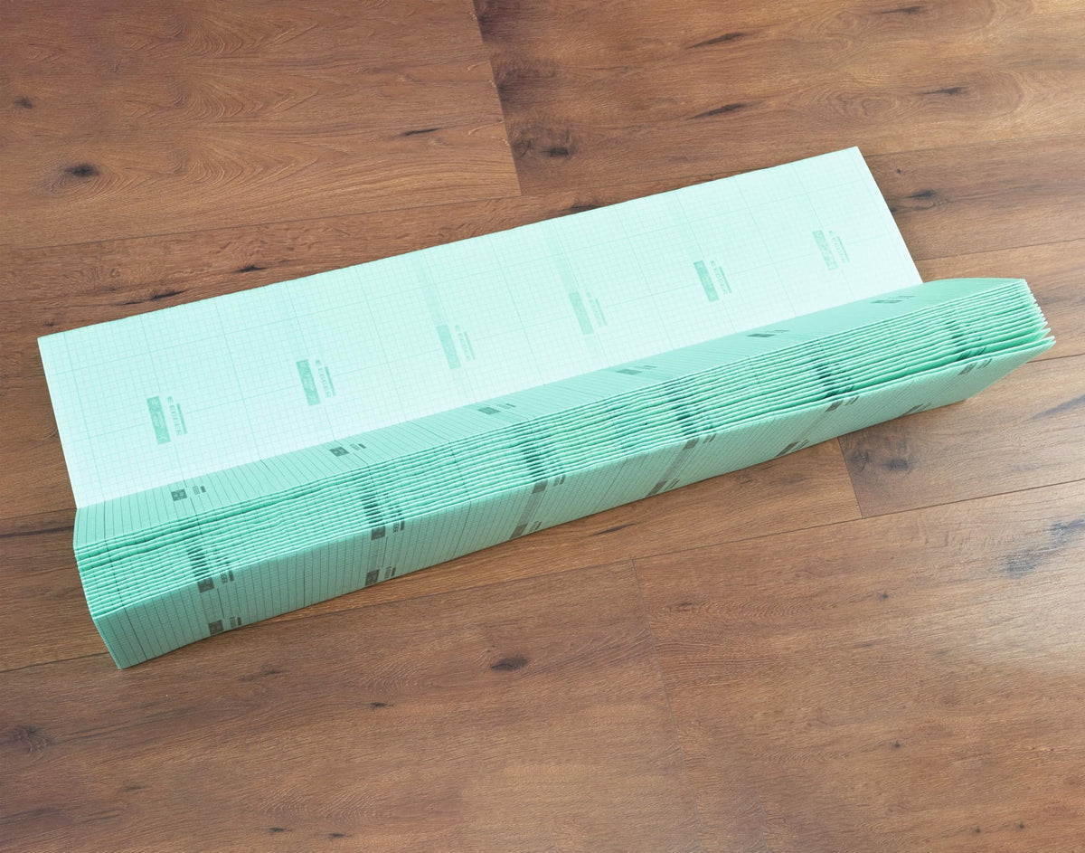 Planchas verdes EGGER Silenzio Easy plegadas en acordeón sobre un suelo de madera