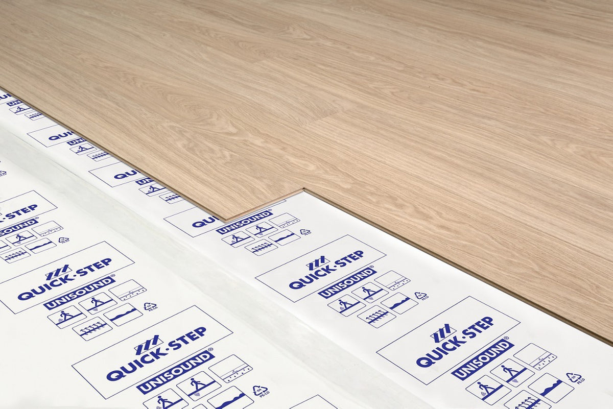 Base aislante Quick-Step Unisound bajo las lamas de un suelo laminado