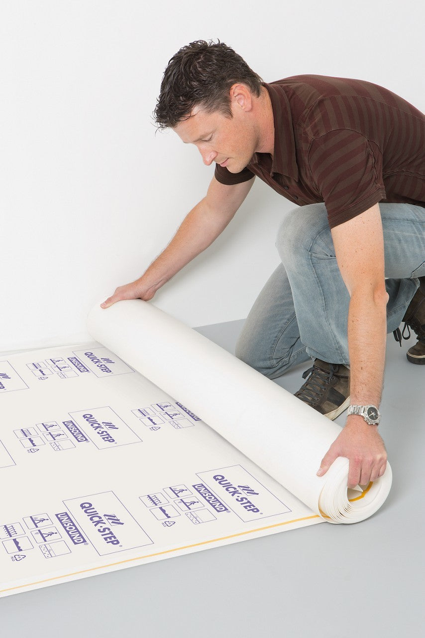 Instalación de la base aislante Quick-Step Unisound: desenrollado del rollo