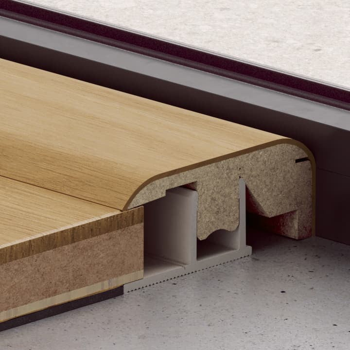 Perfil Quick-Step Incizo 5 en 1 como perfil de terminación junto a una pared o un ventanal (ejemplo en una tarima de roble)
