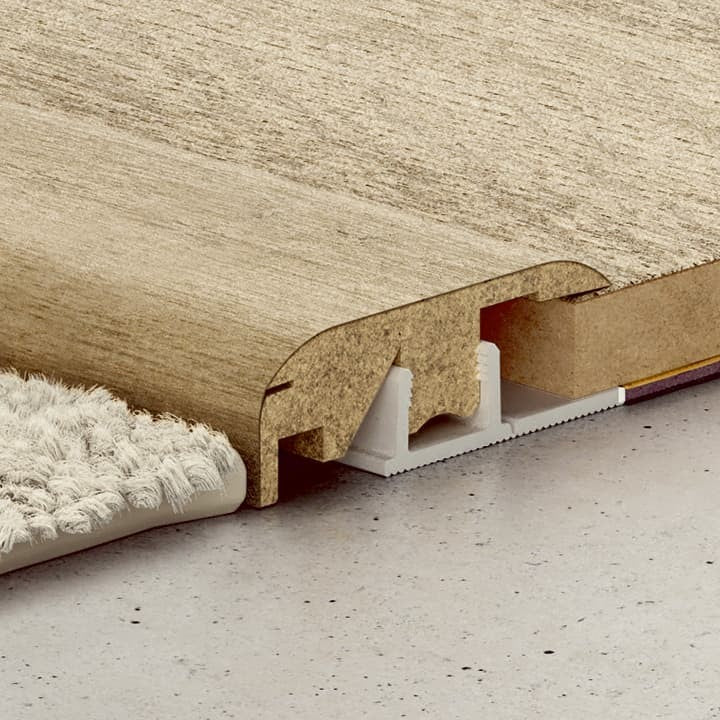 Perfil Quick-Step Incizo 5 en 1 como perfil de transición hacia una moqueta (ejemplo en un decor laminado de roble)