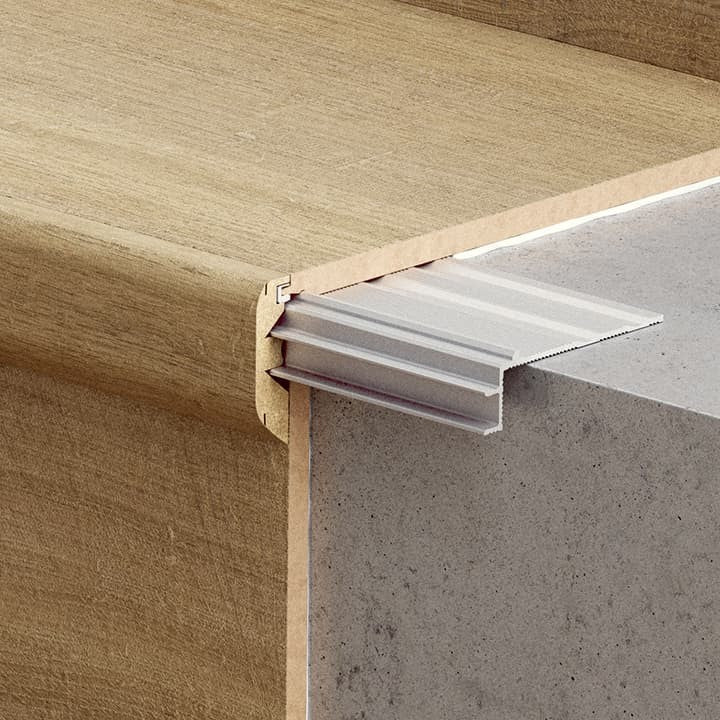 Perfil Quick-Step Incizo 5 en 1 como remate de escalón (con subperfil de aluminio) (ejemplo en un decor laminado de roble)