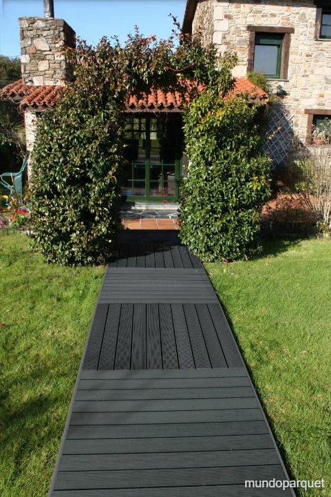 Baldosa de Composite 90x90 Durafloor — ambiente en jardín