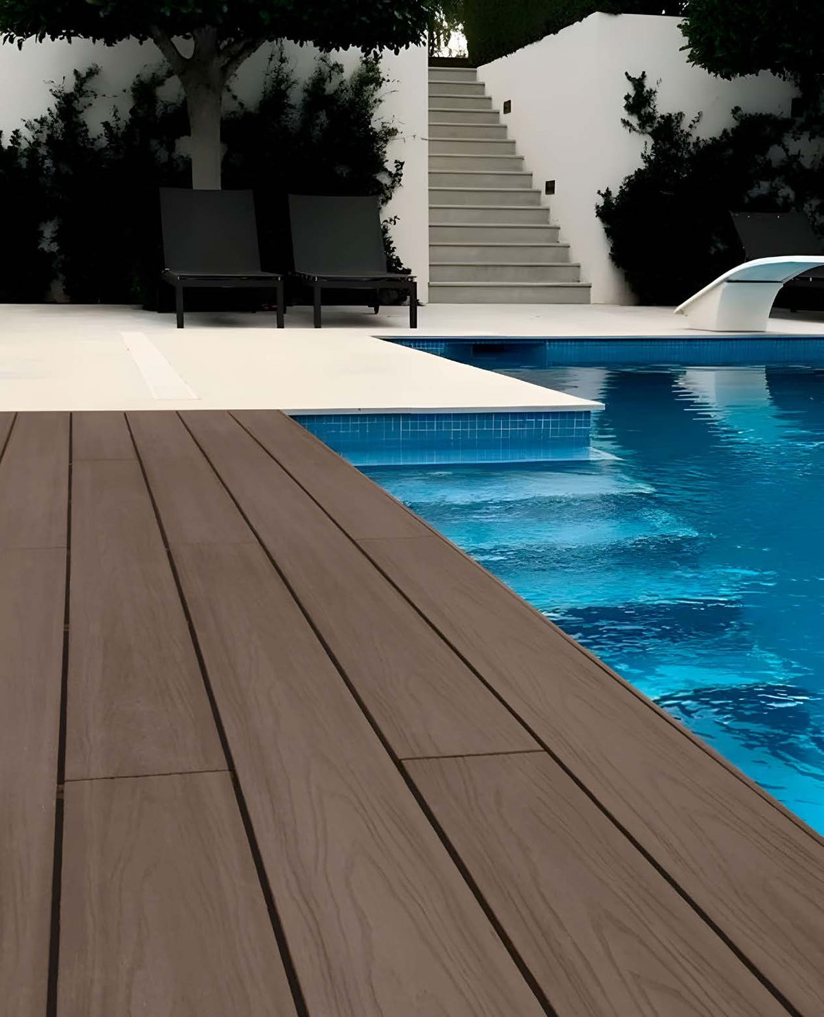 Tarima Duratech Ipe/Teka — ambiente junto a la piscina, cara Ipe