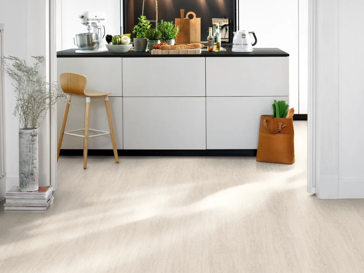 Egger AquaDura+ AC5/33 7,5 mm Large Roble Hilway Blanco EDF198 - ambiente