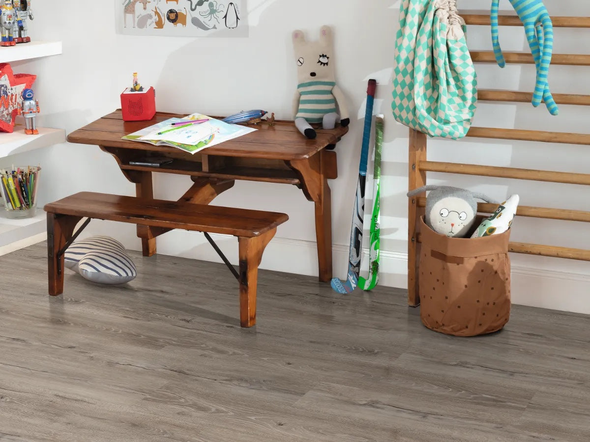 Egger AquaDura AC4/32 7,5 mm Classic Roble Panora Gris EDF204 - ambiente