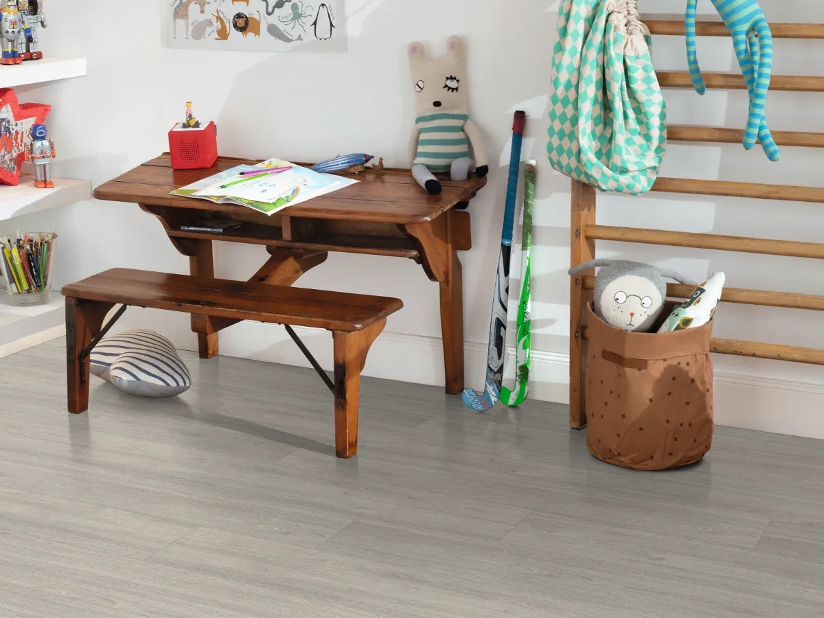 Egger NatureSense AC3/31 7 mm Classic Roble Charlotte Gris Claro EL1094 - ambiente