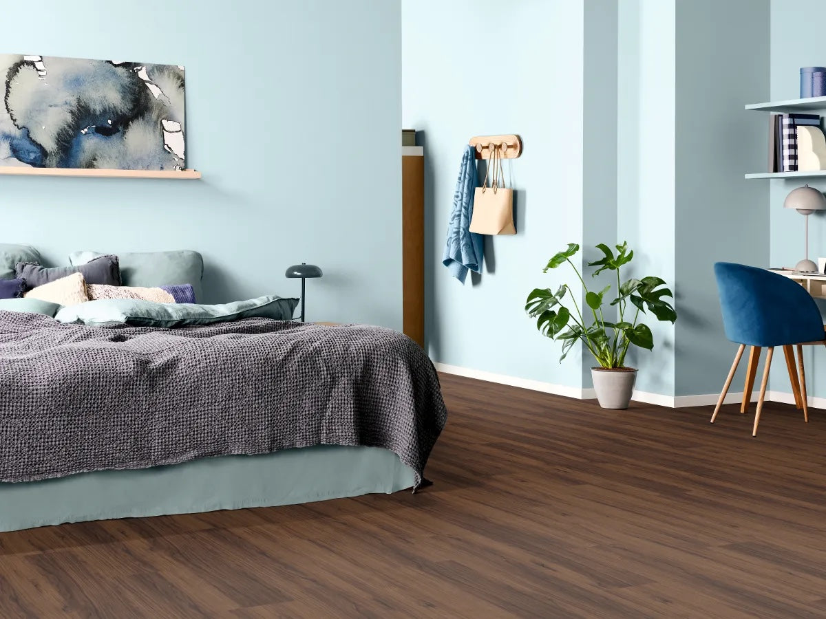 Egger NatureSense AC4/32 8 mm Classic Nogal Warmia Marrón EL1307 - ambiente