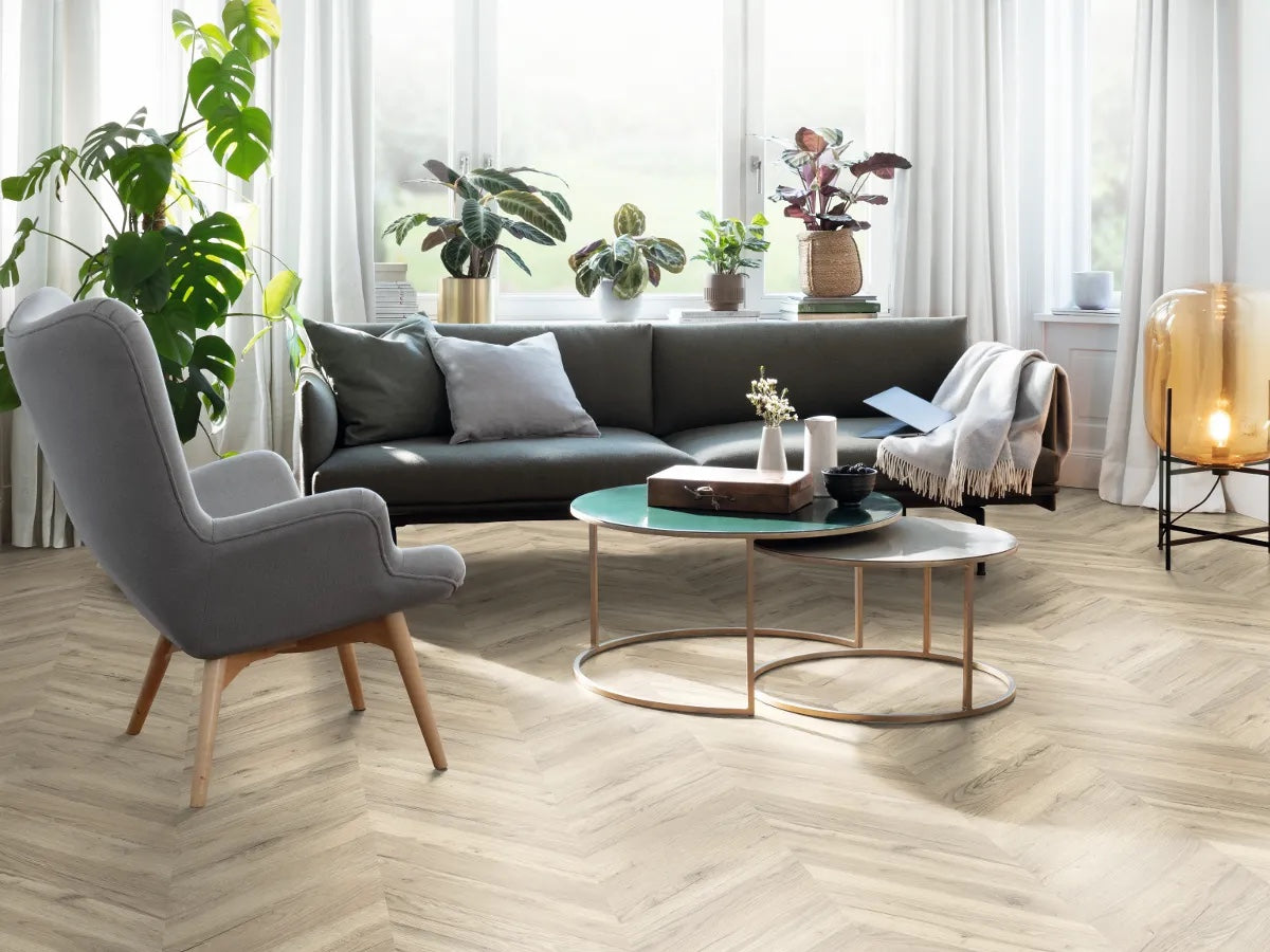 Egger NatureSense AC4/32 8 mm Kingsize Roble Rillington Claro EL202F - ambiente