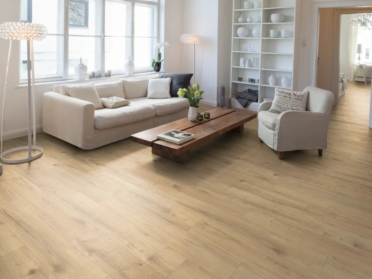 Egger NatureSense AC4/32 8 mm Classic Roble Loja Natural EL2076 - ambiente