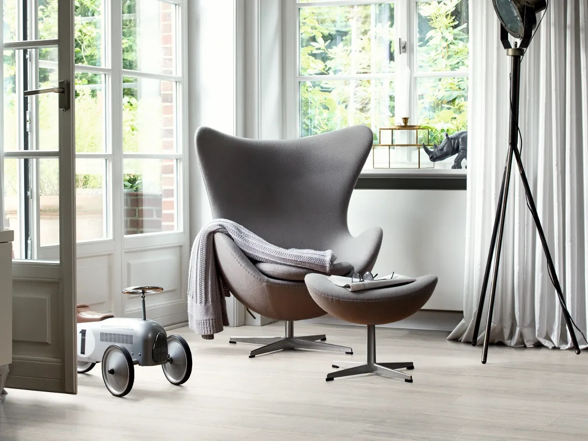 Egger NatureSense AC4/32 8 mm Classic Roble Elva Gris EL2081 - ambiente