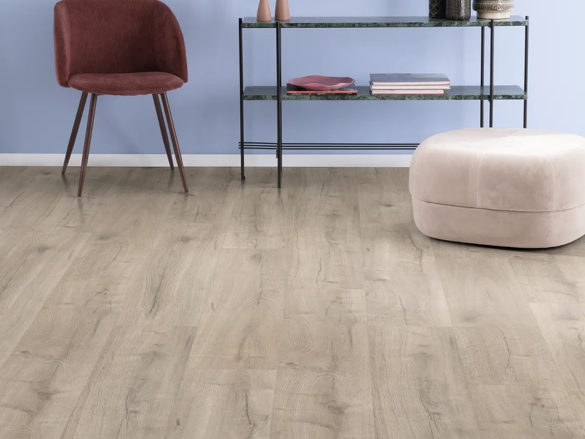 Egger NatureSense AC4/32 8 mm Large Roble Loja Crema EL2154 - ambiente