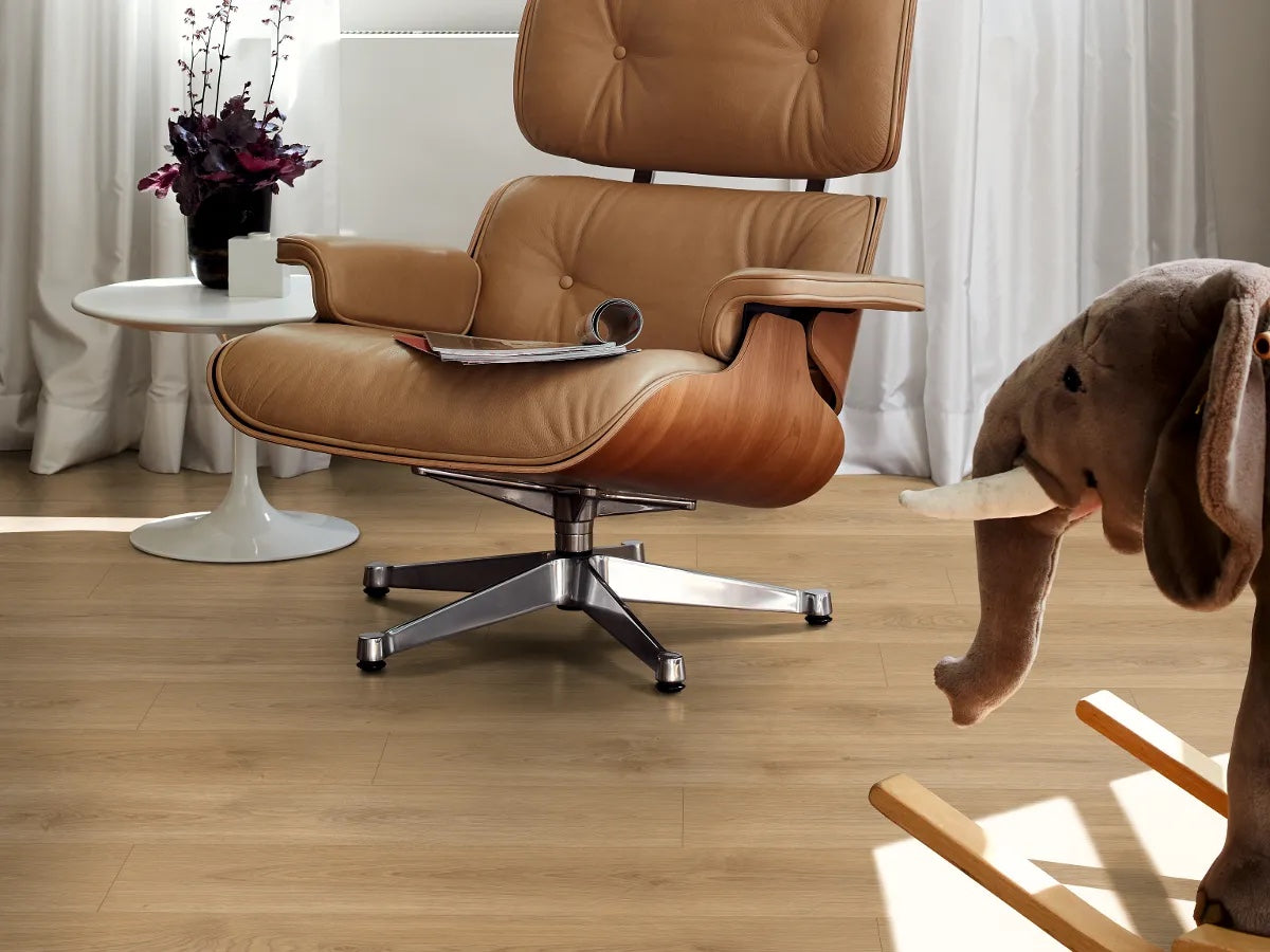Egger NatureSense AC4/32 8 mm Classic Roble North Marrón Claro EL2158 - ambiente