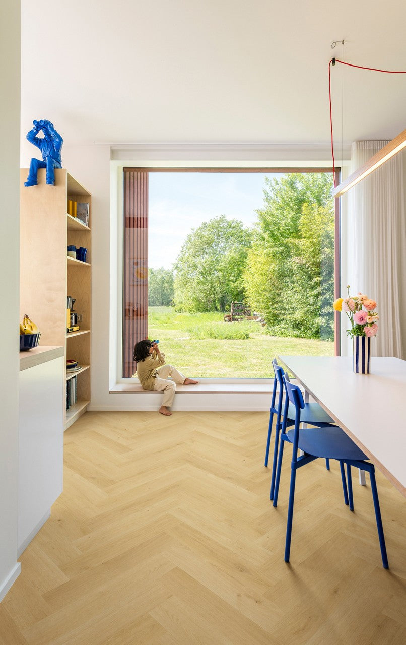 Suelo laminado en espiga Quick-Step Impressive Design Roble Nuez Moscada — ambiente