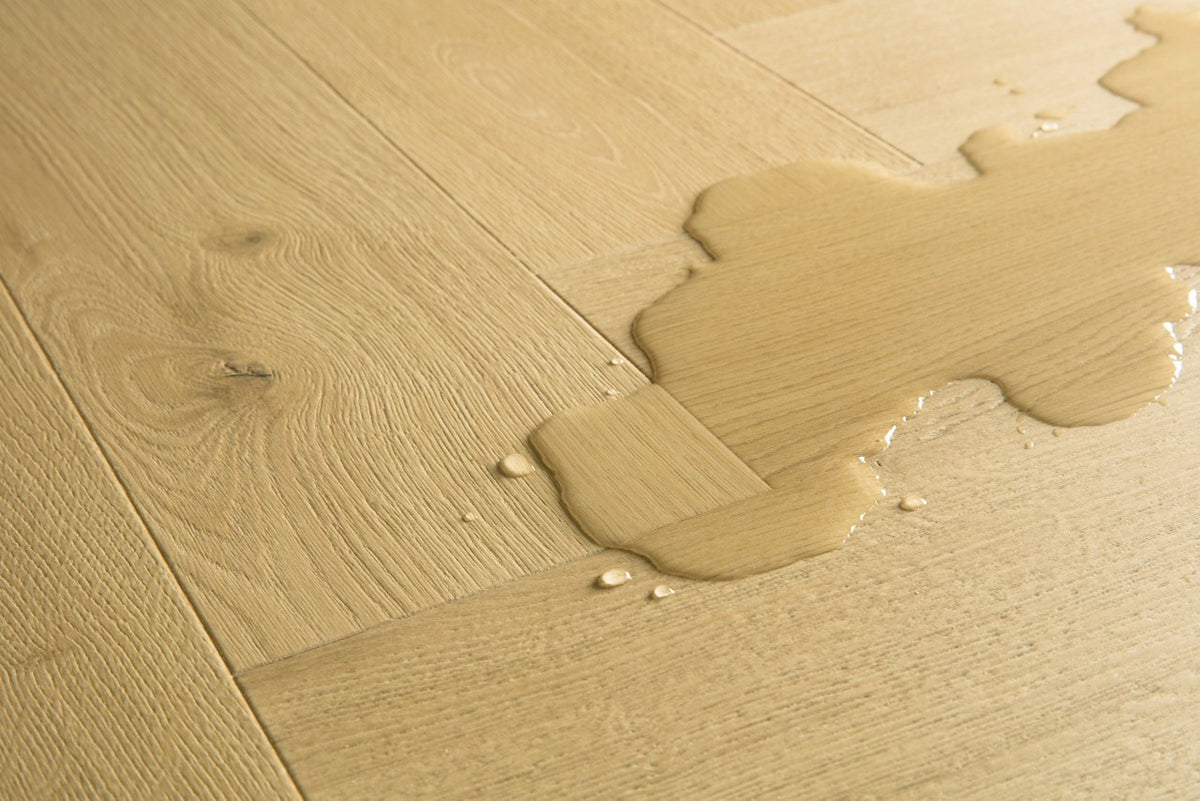Suelo laminado impermeable Quick-Step Impressive Design Roble Nuez Moscada — resistencia al agua