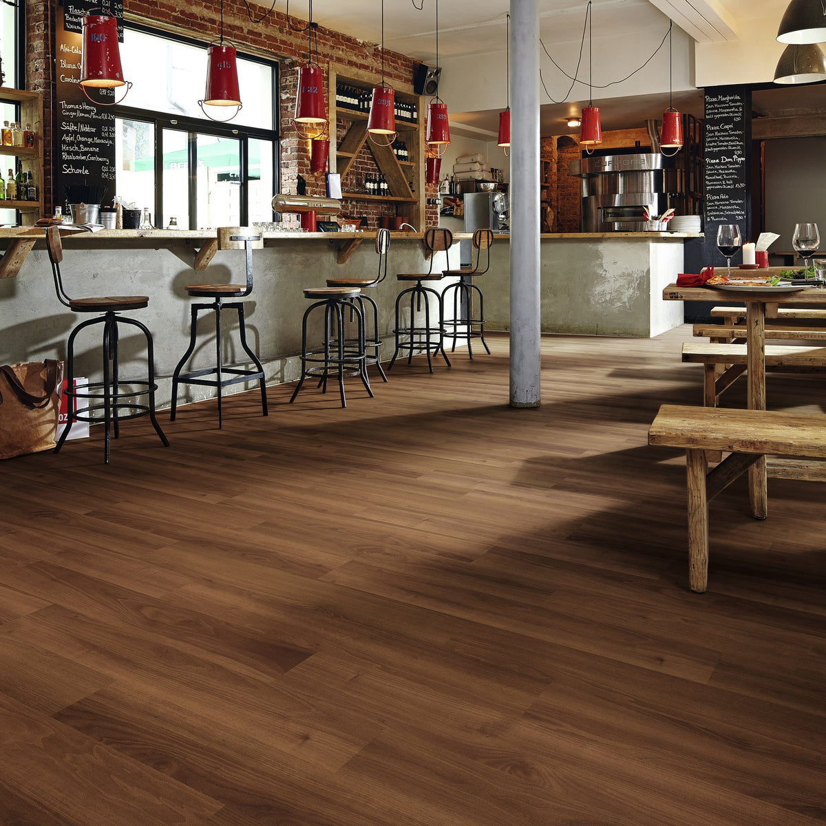 Ambiente decorado con el suelo laminado MeisterDesign LC 150 Nogal