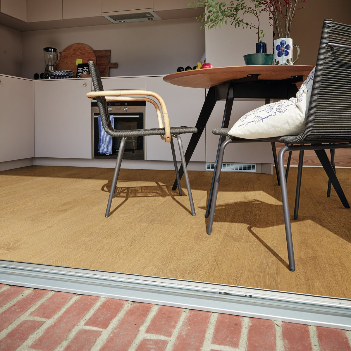 Ambiente decorado con el suelo laminado MeisterDesign LC 150 Roble