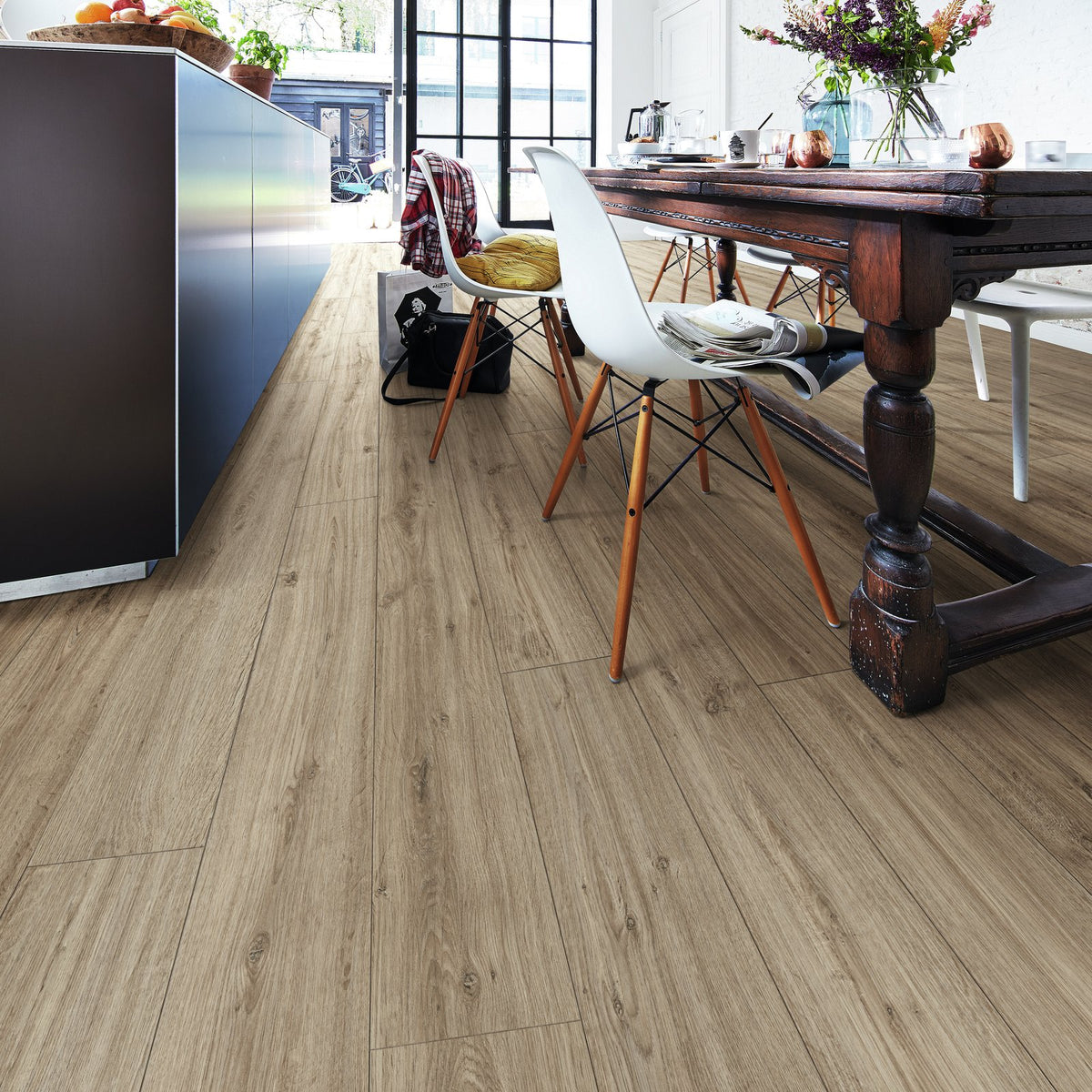 Ambiente decorado con el suelo laminado MeisterDesign LD 150 Roble Arcadia