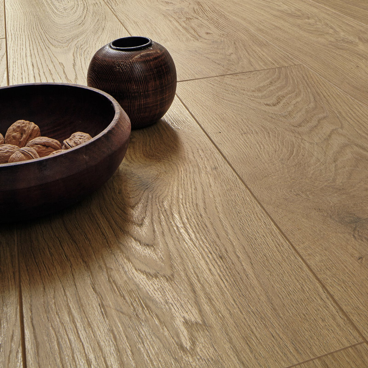 Detalle del suelo laminado MeisterDesign LD 150 Roble Chianti en una estancia