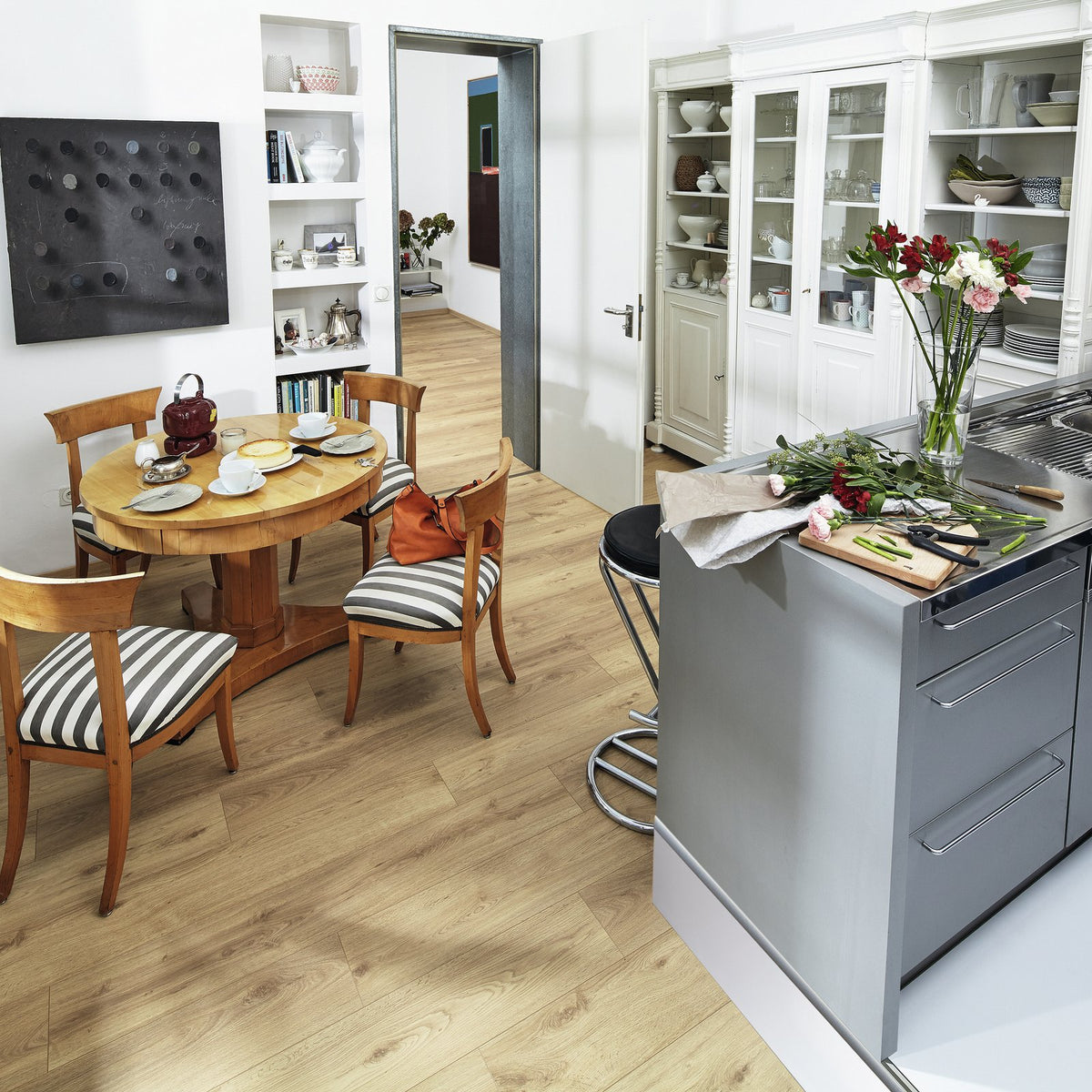 Ambiente decorado con el suelo laminado MeisterDesign LD 150 Roble Chiemsee Claro