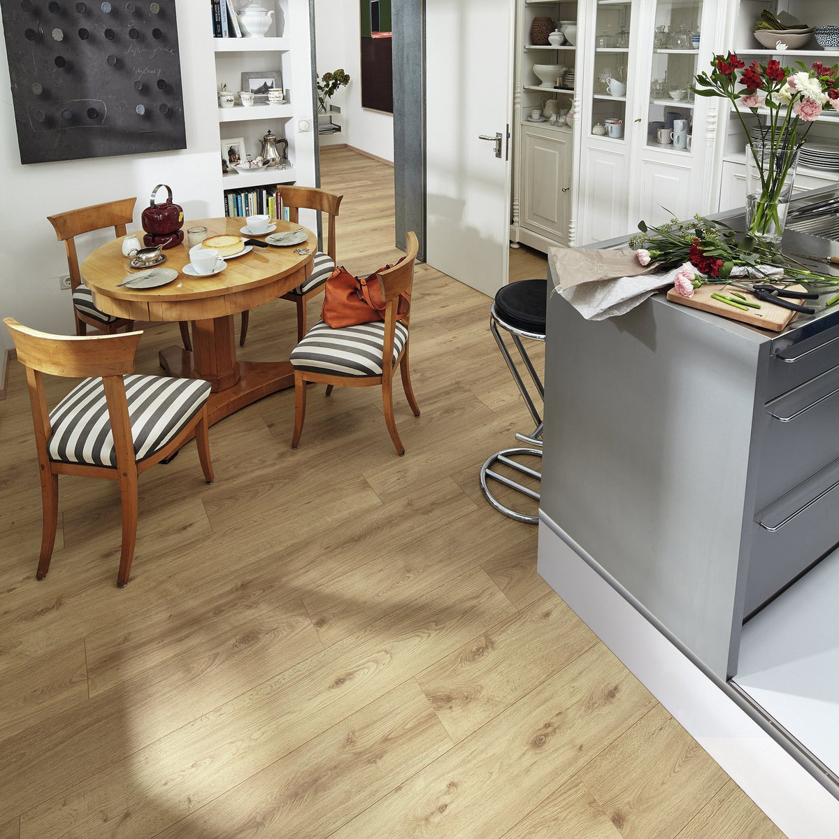 Ambiente decorado con el suelo laminado MeisterDesign LD 150 Roble Chiemsee Claro