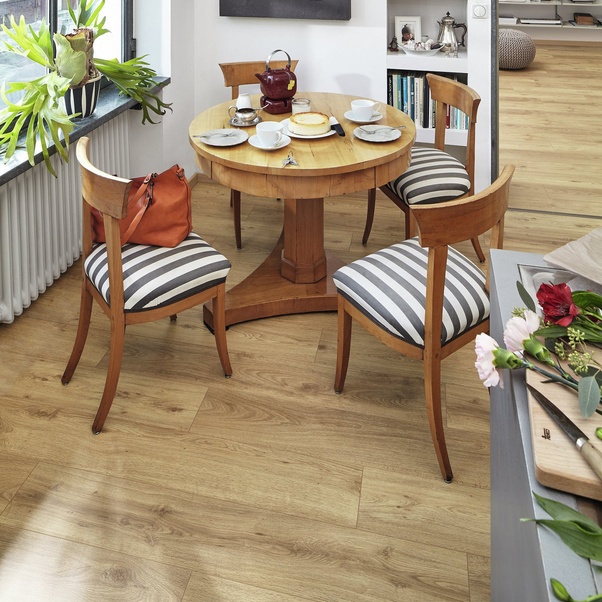 Detalle del suelo laminado MeisterDesign LD 150 Roble Chiemsee Claro en una estancia