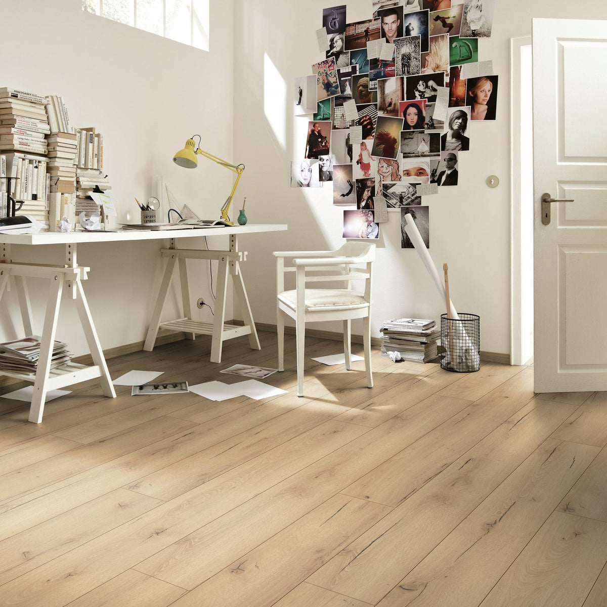 Ambiente decorado con el suelo laminado MeisterDesign LL 150 Roble Agrietado Claro