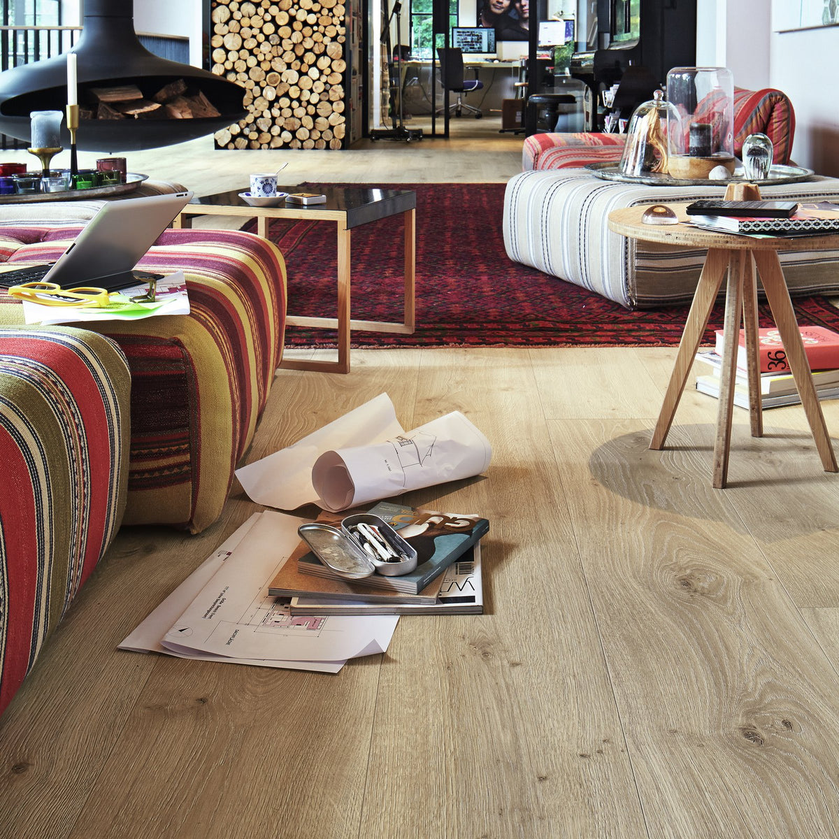Ambiente decorado con el suelo laminado MeisterDesign LL 250 Roble Atacama