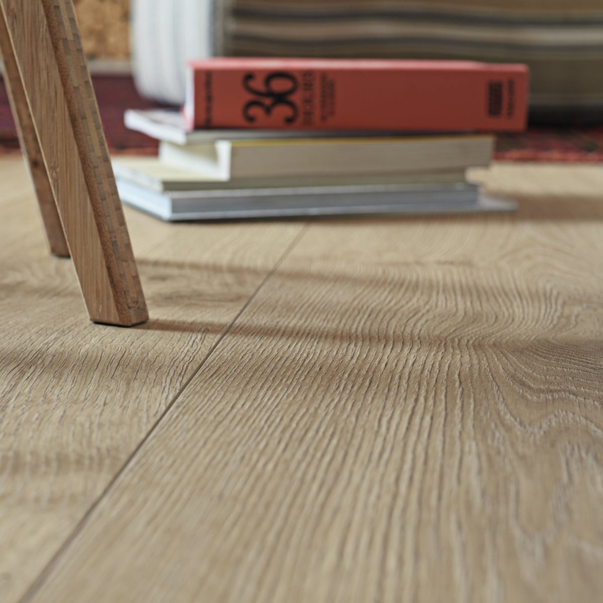 Detalle del suelo laminado MeisterDesign LL 250 Roble Atacama en una estancia