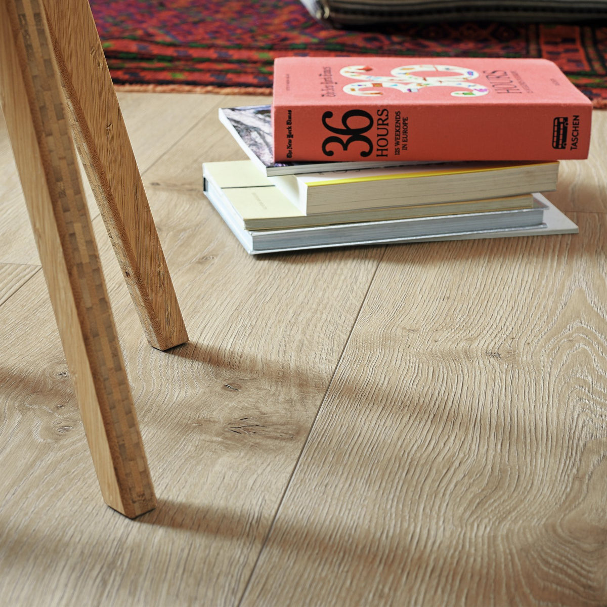 Detalle del suelo laminado MeisterDesign LL 250 Roble Atacama en una estancia