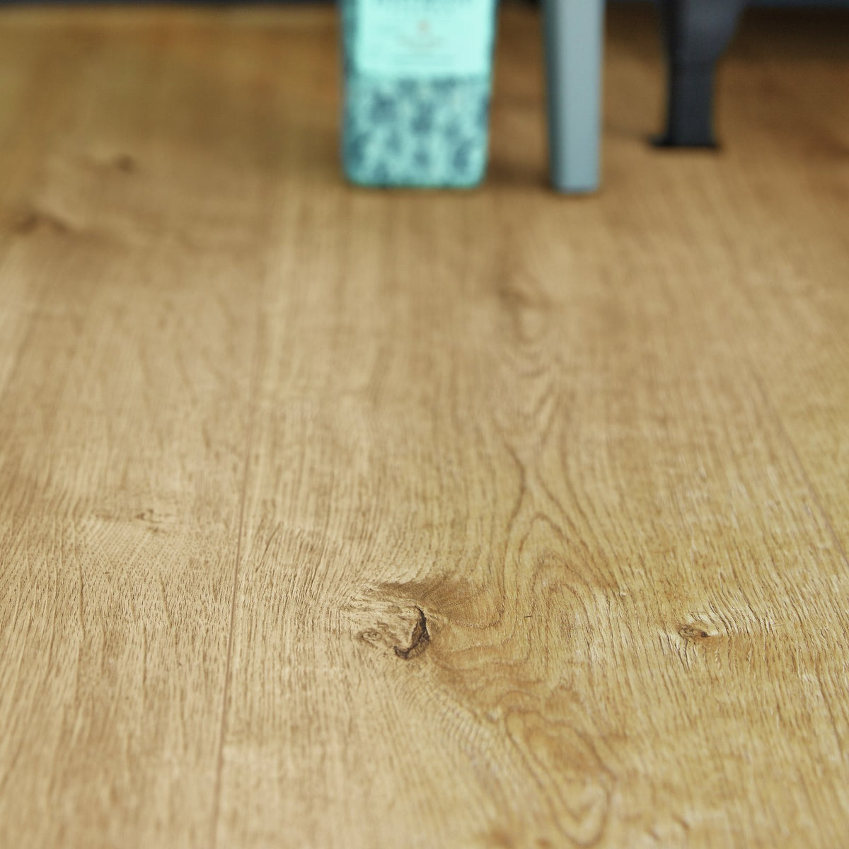 Detalle del suelo laminado MeisterDesign LL 250 Roble Campesino Natural en una estancia