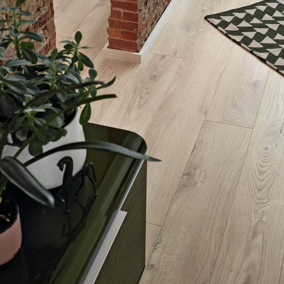 Detalle del suelo laminado MeisterDesign LL 250 Roble Castillo Puro en una estancia