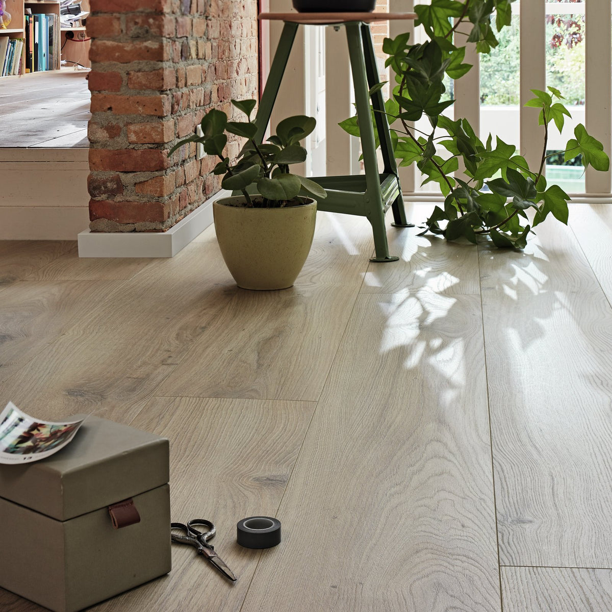 Detalle del suelo laminado MeisterDesign LL 250 Roble Castillo Puro en una estancia