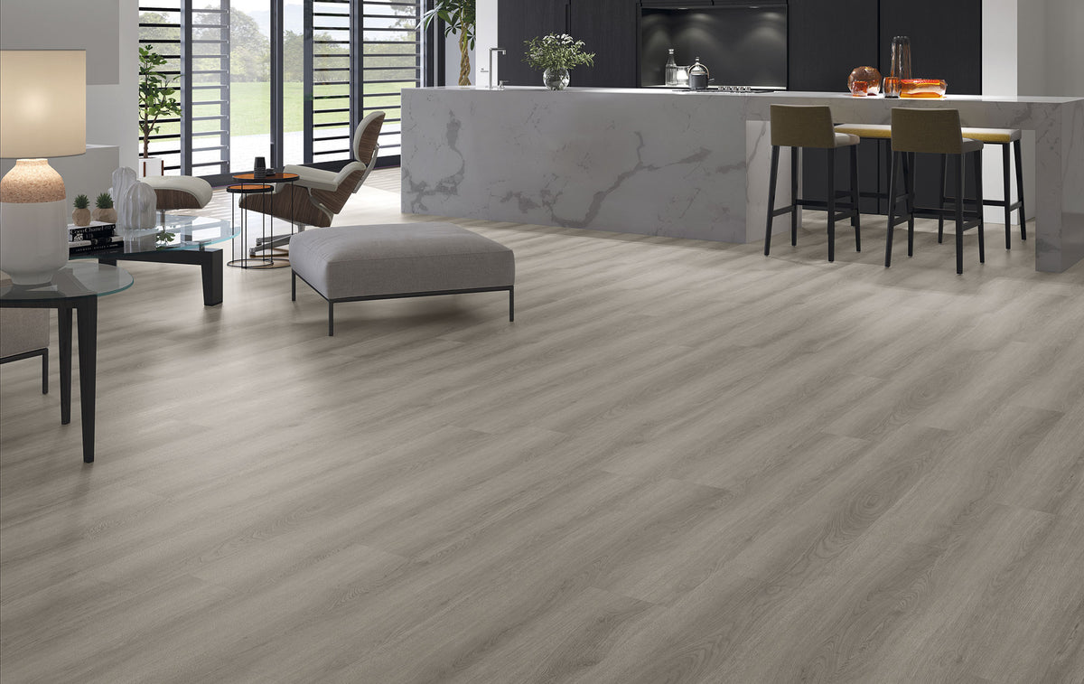 Suelo SPC Materia Betulla Grey en una cocina abierta al salón