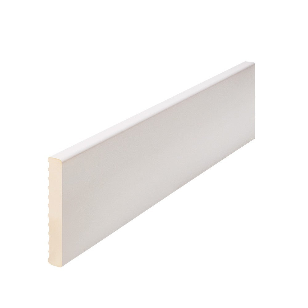 Tramo de tapeta de PVC blanca de 7 cm de alto y 10 mm de grosor, vista en perspectiva con el perfil ranurado trasero