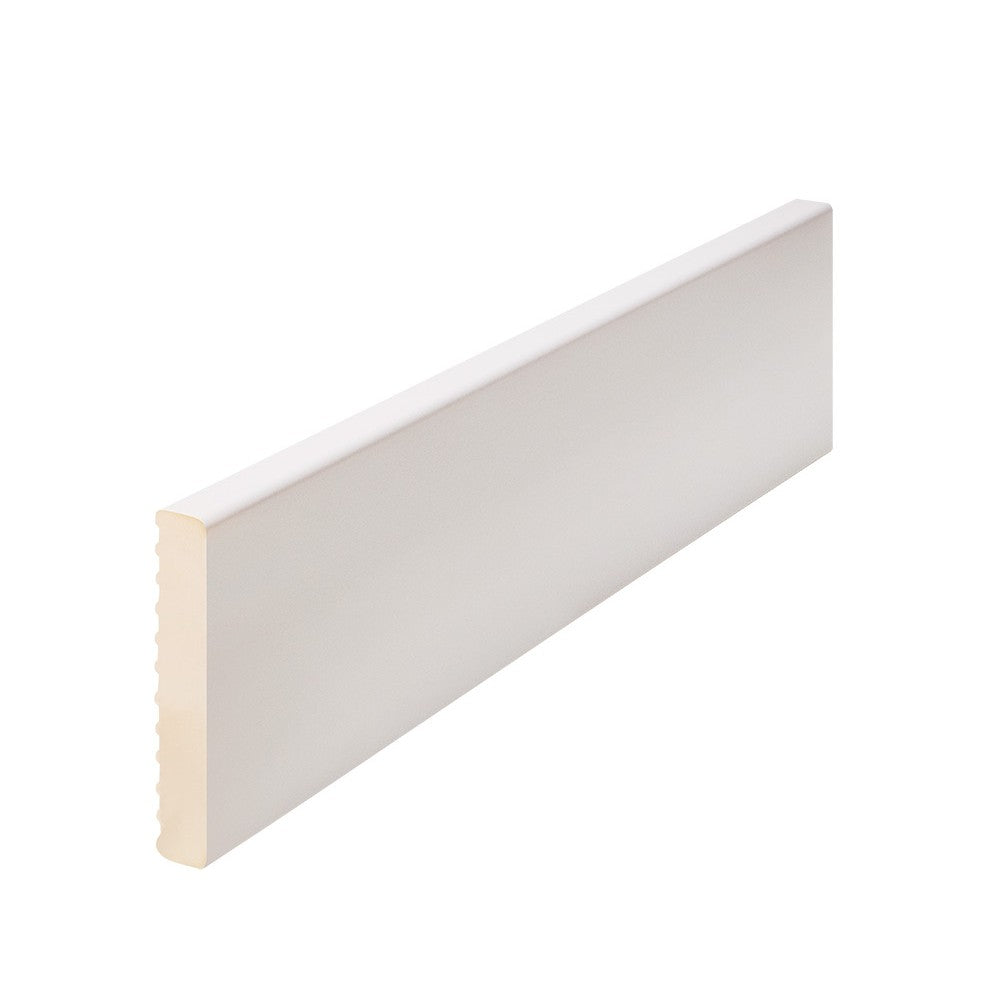 Tramo de tapeta de PVC blanca de 7 cm de alto y 12 mm de grosor, vista en perspectiva con el perfil ranurado trasero