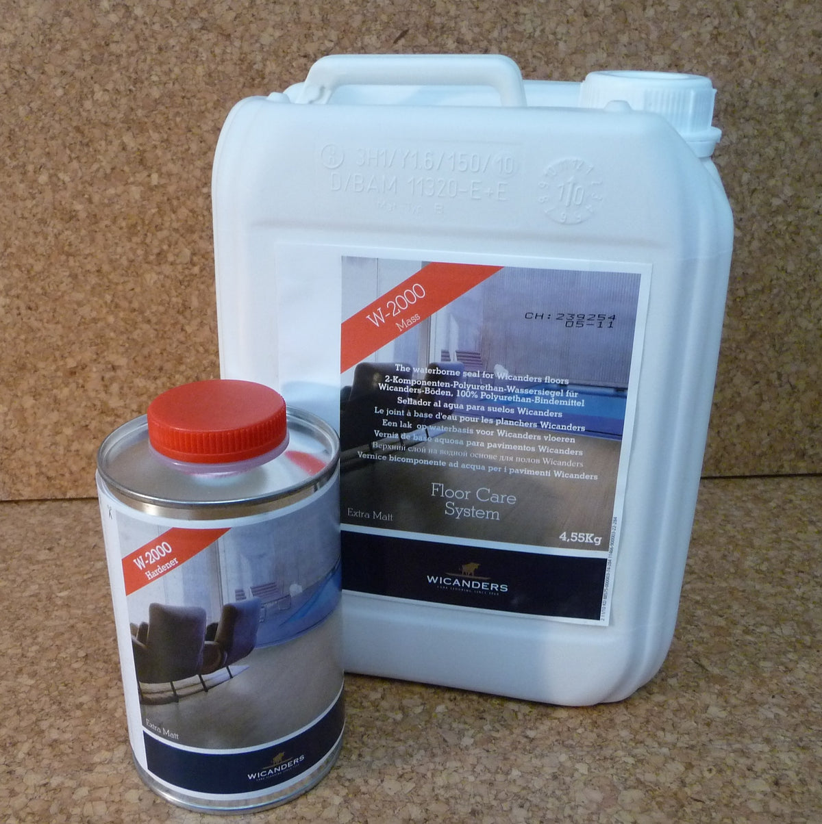 Barniz Wicanders W2000 Extra Mate 5 kg sobre un suelo de corcho